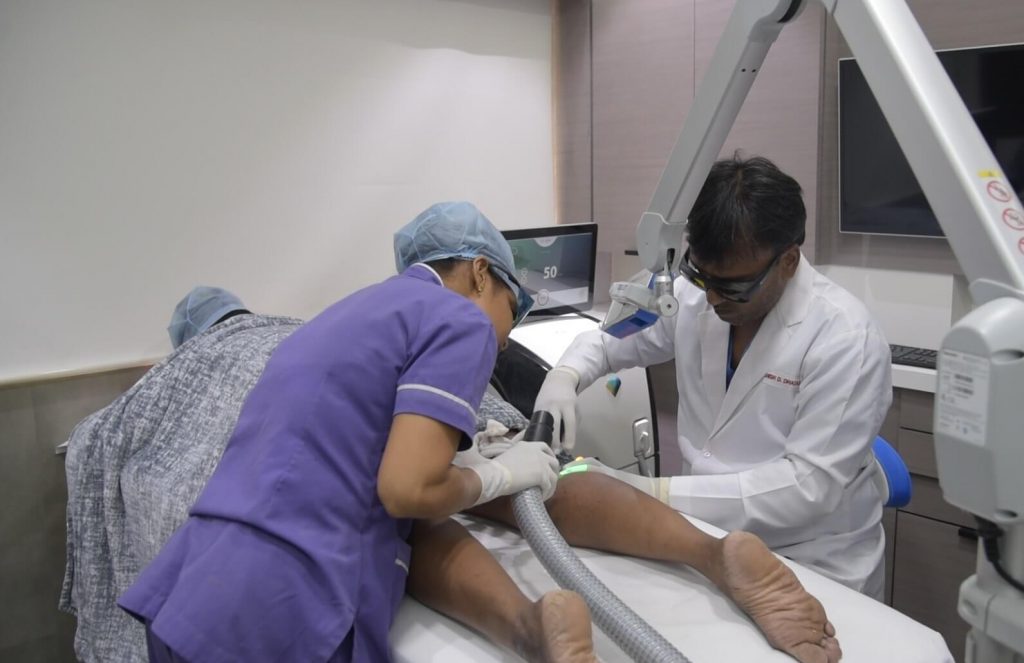 Dr. Ashish dhadas giving varicose veins treatment